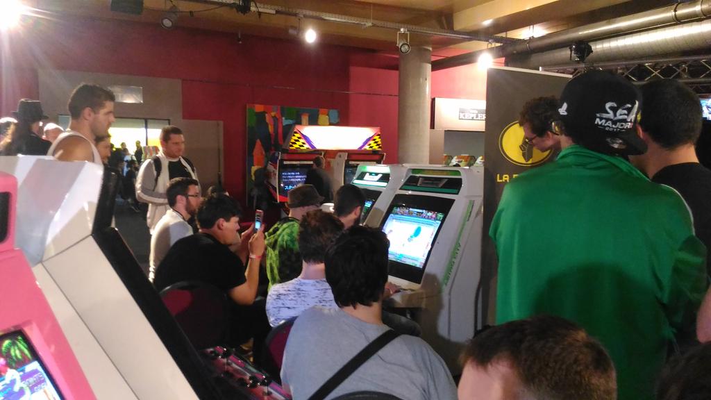 windjammerseng's tweet photo. The community is gathered around the players as the last games before top 4 are played! Tune in at 9pm CEST for 5-star @Windjammers matches live from #discmania4 @HFSplay: https://t.co/Kl0qCcg1IF https://t.co/7AcgZrA2j6