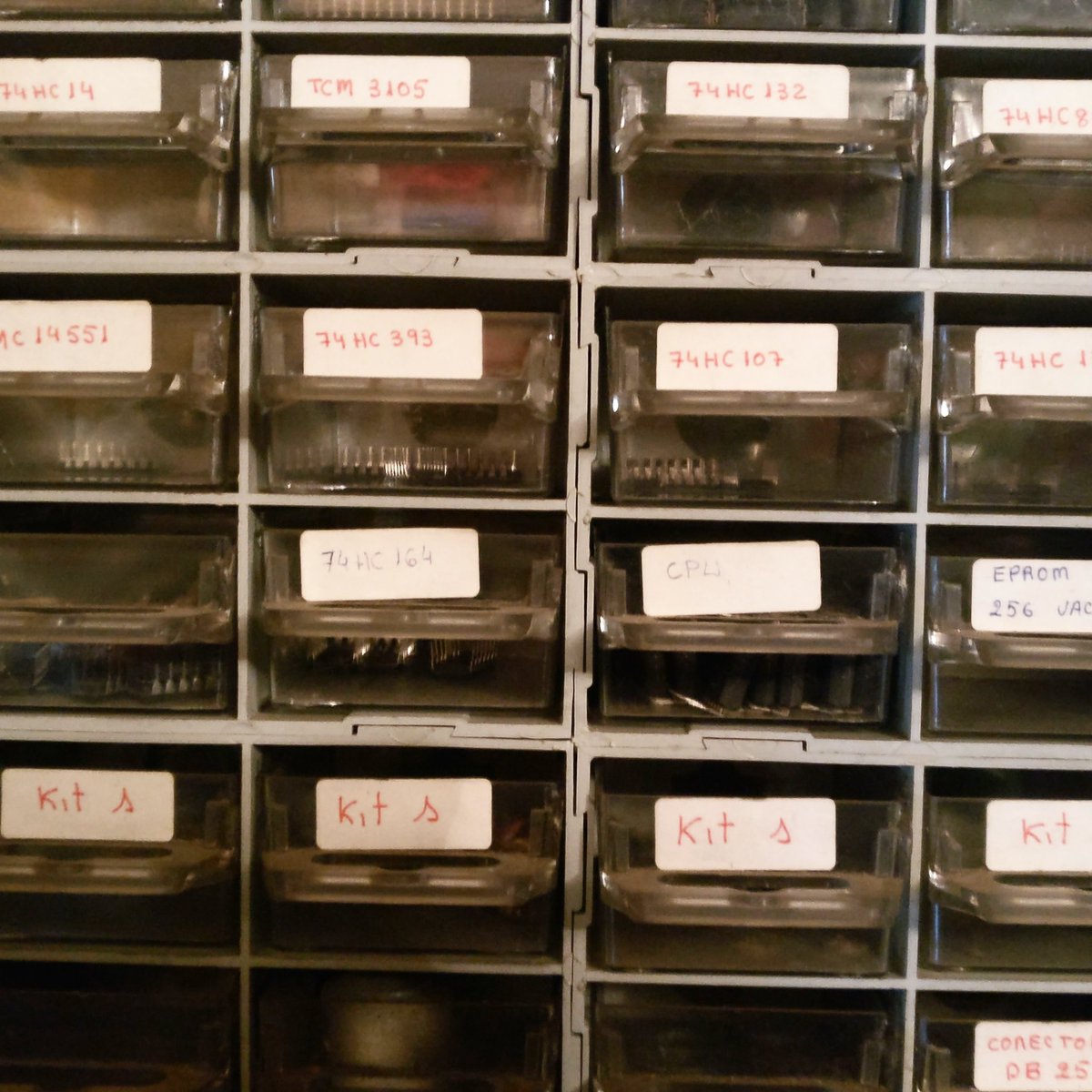 coachtecnologic's tweet image. Hobbies de otra época 😍

#elecronica #chips #integrados #eeprom #7400 #4000 #smd #condensadores #transistores #diodos #potenciometro #db9 #computadoras #ordenadores #tech #techporn #soldadura #resistencia #cableporn #cable #osciloscopio #protoboard #electronic #orden