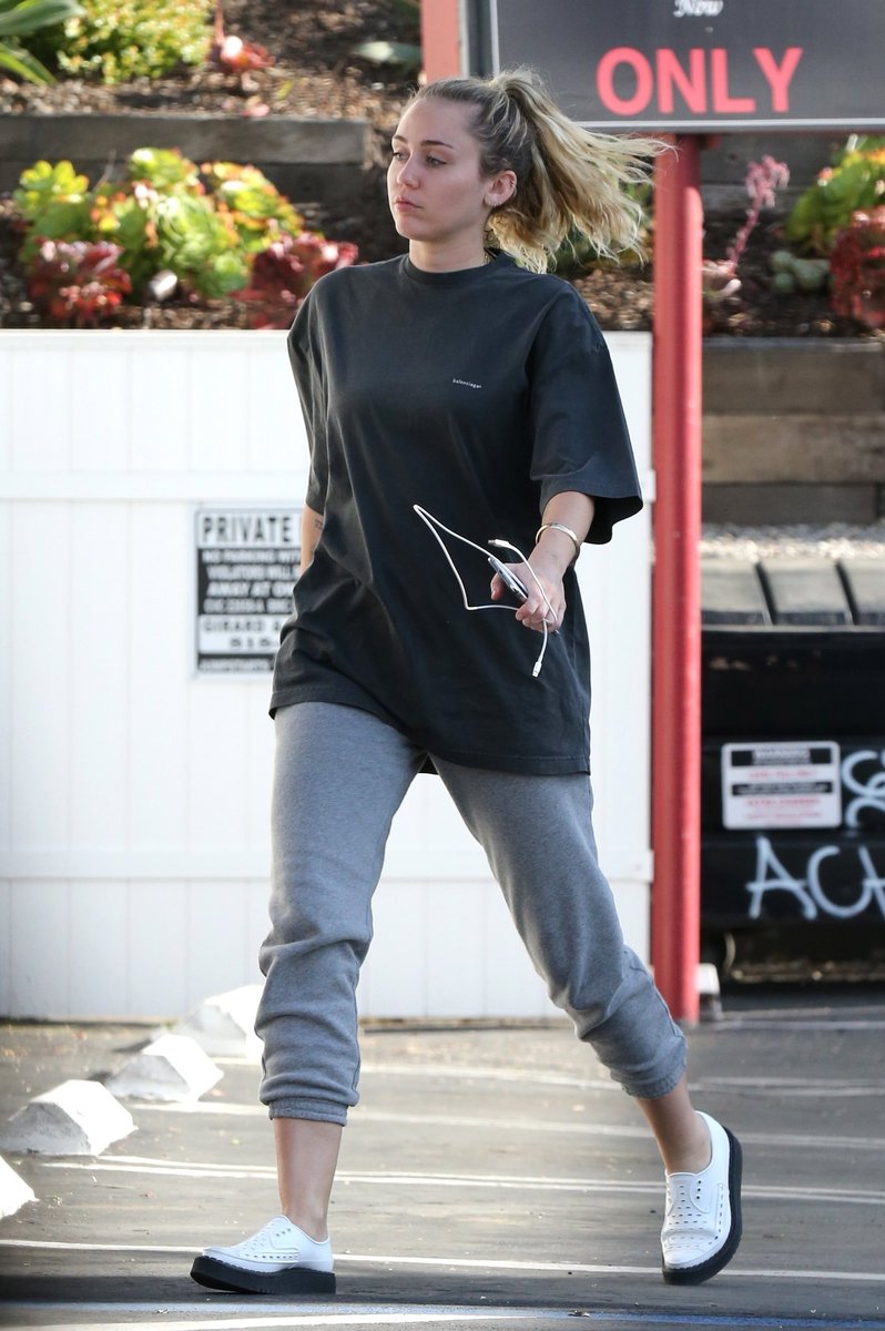 MyFabulousMiley's tweet photo. May 5: @MileyCyrus arriving to a nail Salon in LA https://t.co/bDkasPfugE