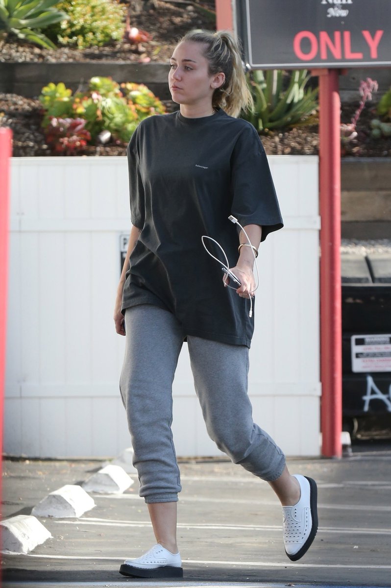 MyFabulousMiley's tweet photo. May 5: @MileyCyrus arriving to a nail Salon in LA https://t.co/bDkasPfugE