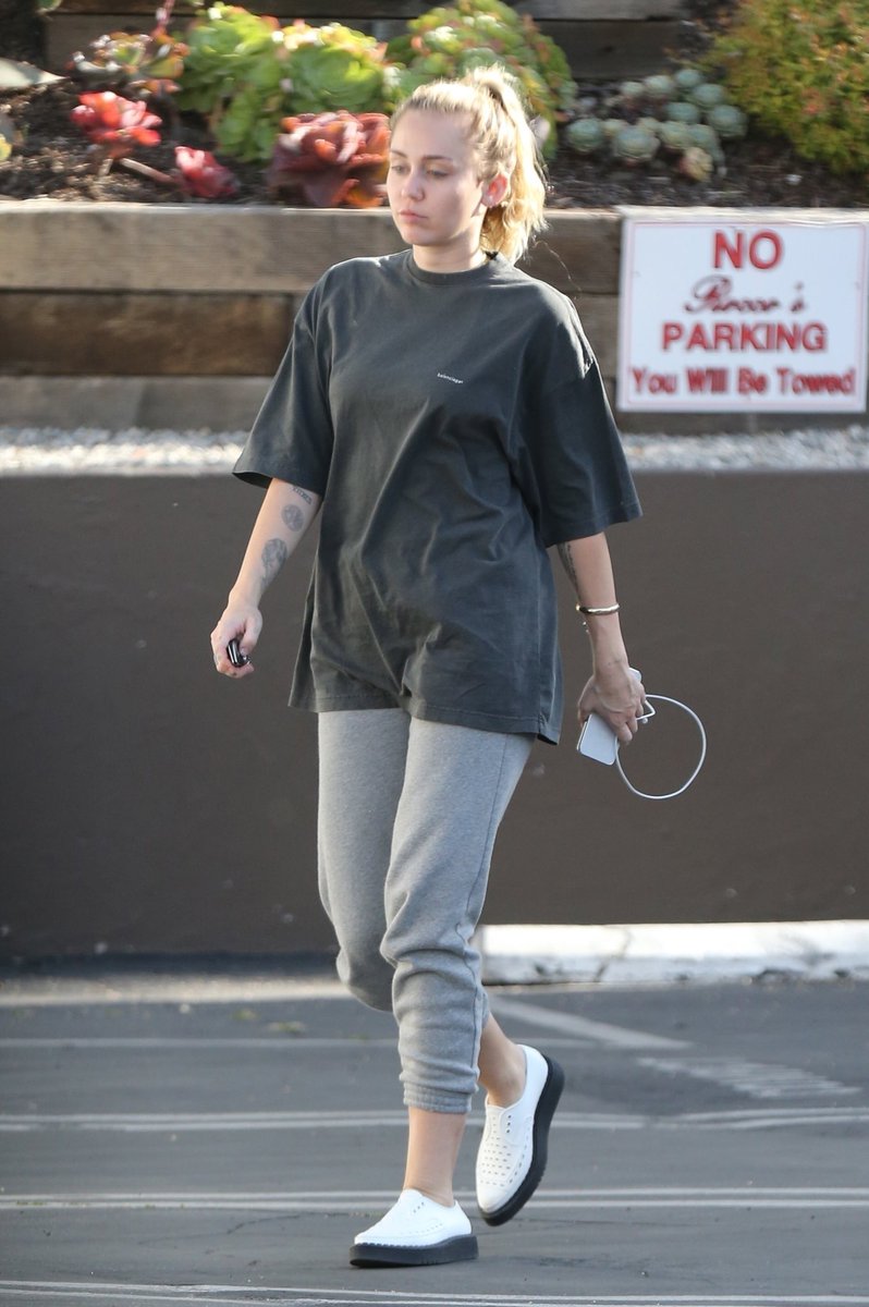 May 5: <a href="/MileyCyrus/">Miley Cyrus</a> arriving to a nail Salon in LA