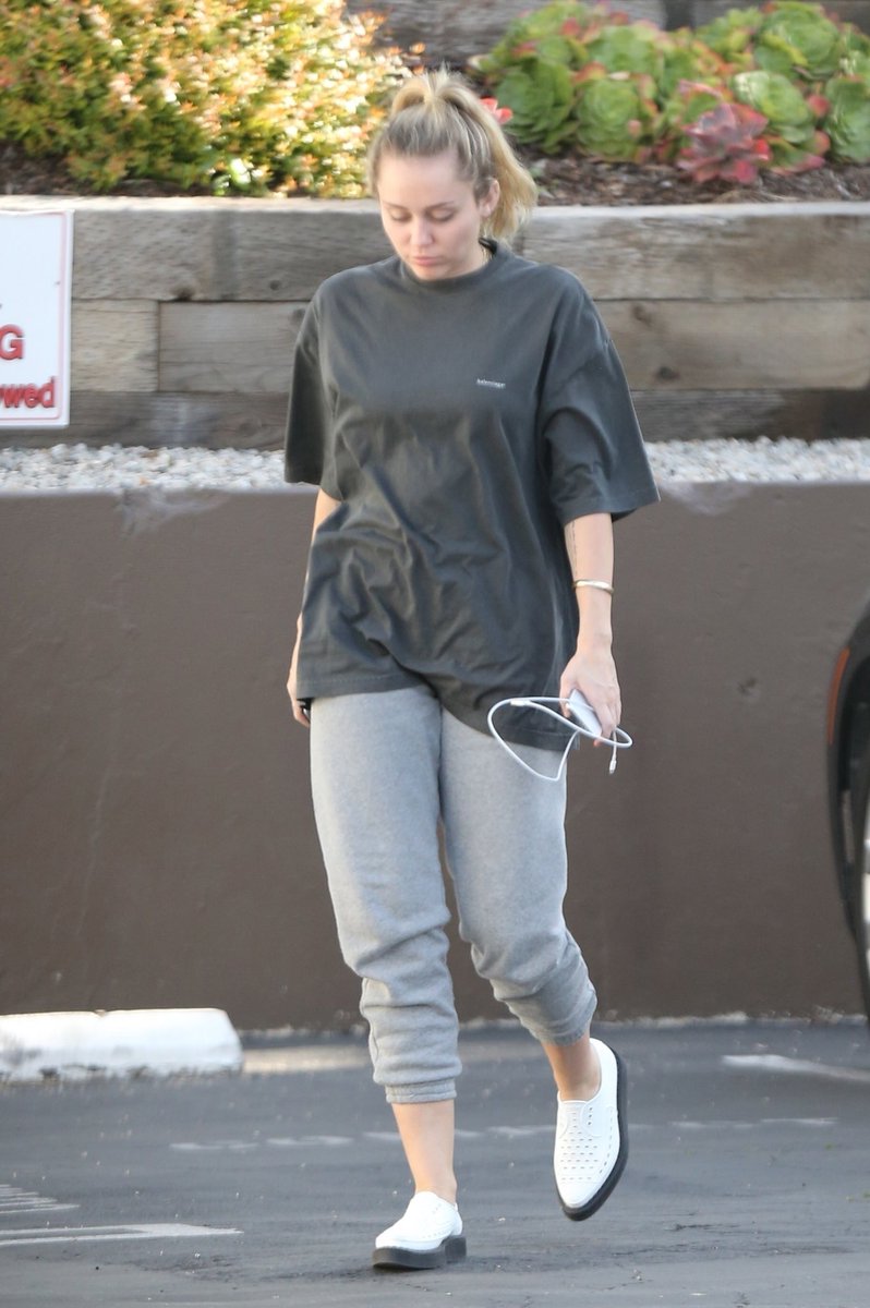MyFabulousMiley's tweet photo. May 5: @MileyCyrus arriving to a nail Salon in LA https://t.co/bDkasPfugE