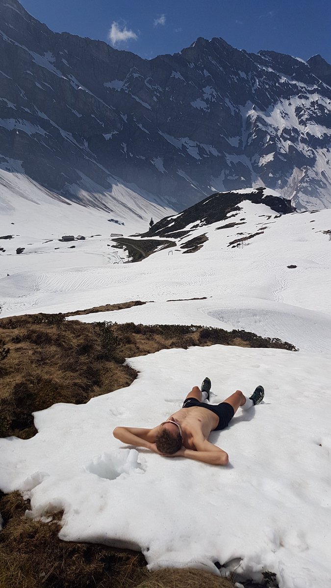 KonuVee_'s tweet photo. Tän vuoden ekat eurooppalaiset "grillaukset" suoritettu onnistuneesti 1900m korkeudessa +30 asteessa! #engelberg https://t.co/KHqMCH63G5