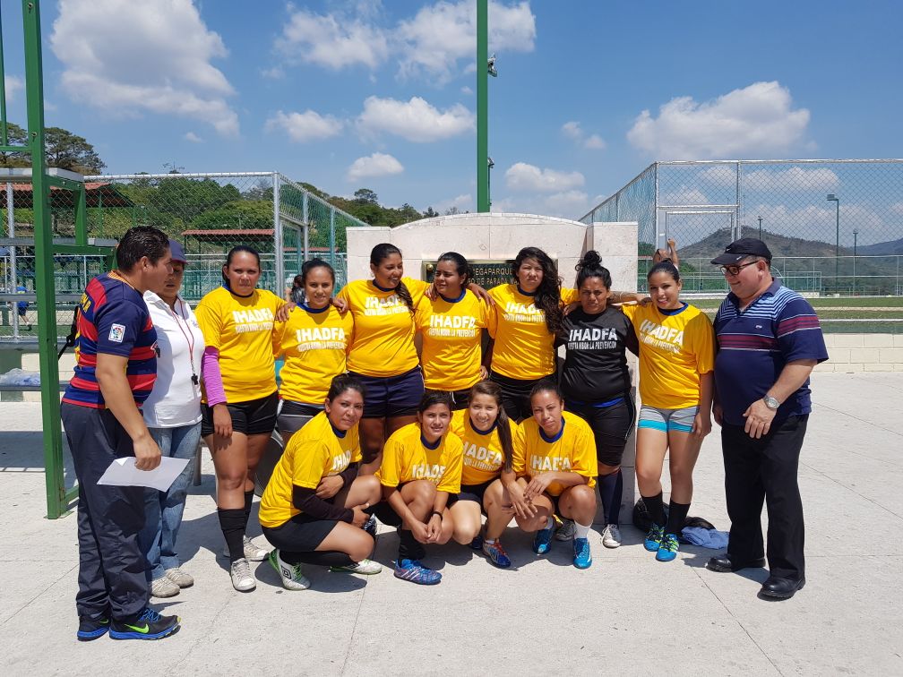 PREVENCIONGAB's tweet photo. 👉 @IHADFA capacita en #prevención de la farmacodependencia y promueve el uso del tiempo de ocio de la juventud 🙋‍♀️ a través del torneo de futbol femenino ⚽️ en el Parque para una #VidaMejor "Campo Parada Marte". https://t.co/agAmOk6RYd