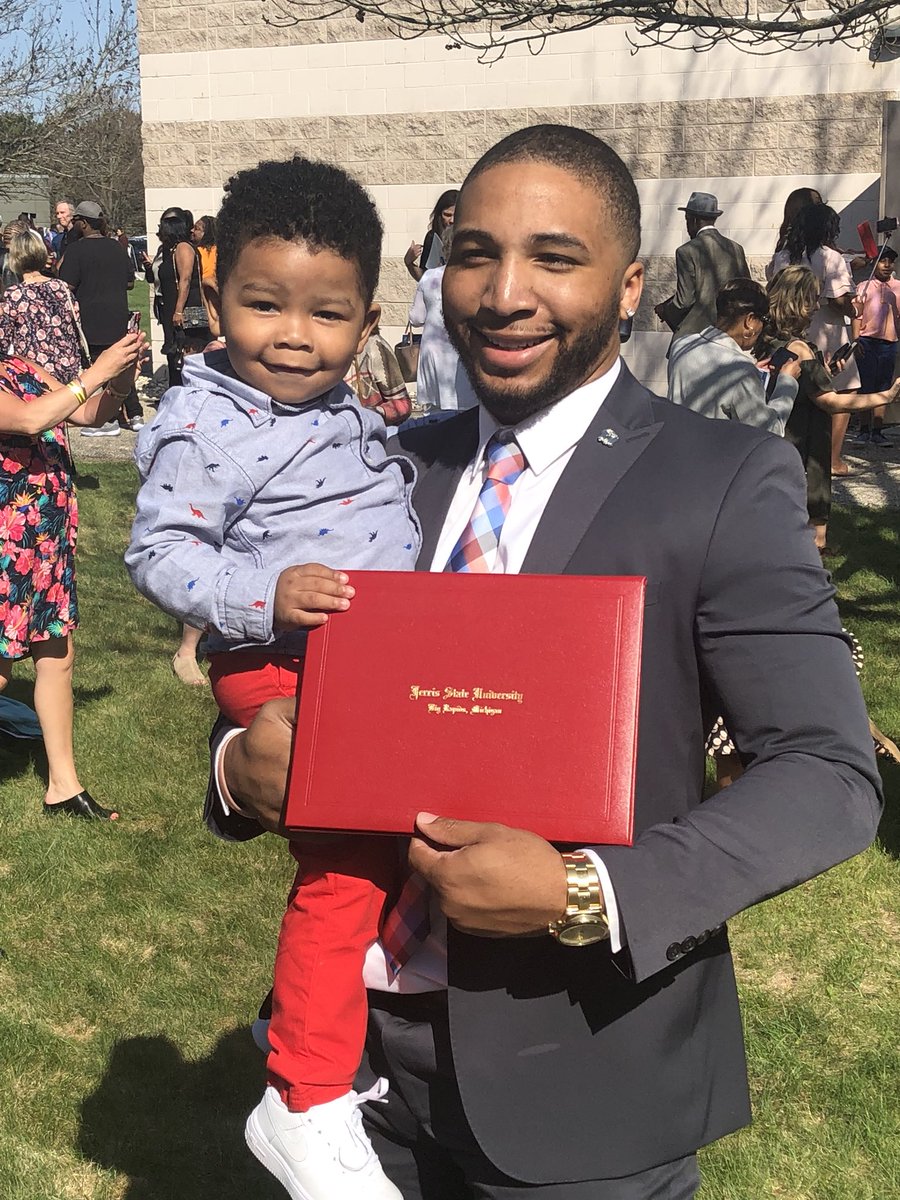 jaleelcanty's tweet photo. 2014- kicked off the football team at emu
2015 - transferred to Ferris &amp; had Corey
2016 - I failed every class &amp; was dismissed from Ferris 
2017 - I was readmitted to Ferris this past fall and had a all conference season 
2018 - 👨🏽‍🎓👨🏽‍🎓👨🏽‍🎓
DONT EVER GIVE UP #4bizzle https://t.co/juStfCcctF