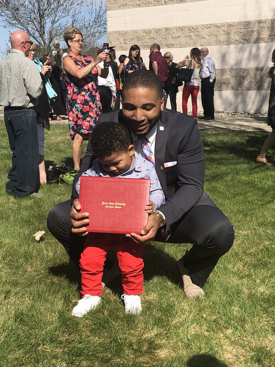 jaleelcanty's tweet photo. 2014- kicked off the football team at emu
2015 - transferred to Ferris &amp; had Corey
2016 - I failed every class &amp; was dismissed from Ferris 
2017 - I was readmitted to Ferris this past fall and had a all conference season 
2018 - 👨🏽‍🎓👨🏽‍🎓👨🏽‍🎓
DONT EVER GIVE UP #4bizzle https://t.co/juStfCcctF