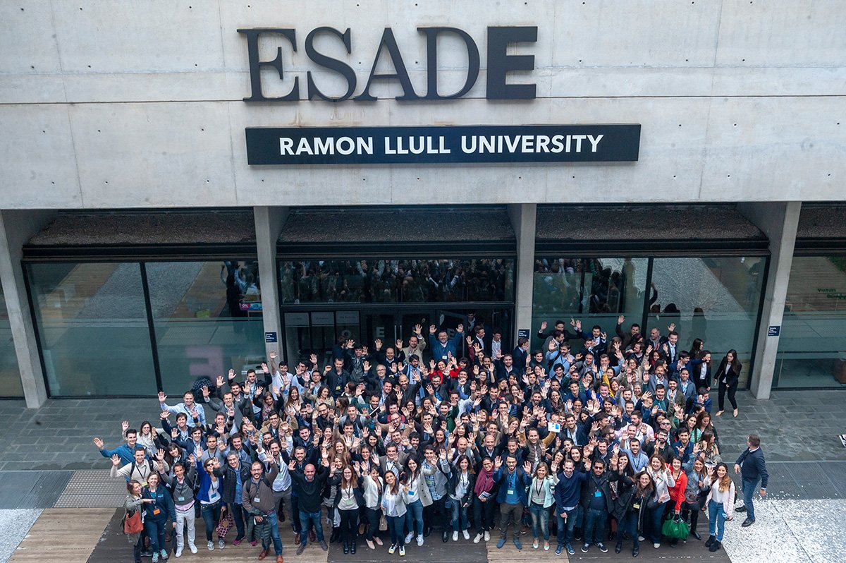 EsadeExecEd's tweet photo. Concluimos el Executive Masters Day de este año con la foto de la gran familia de #ESADEeemm ¡Gracias a todos y todas! https://t.co/CsMUFCFxOi