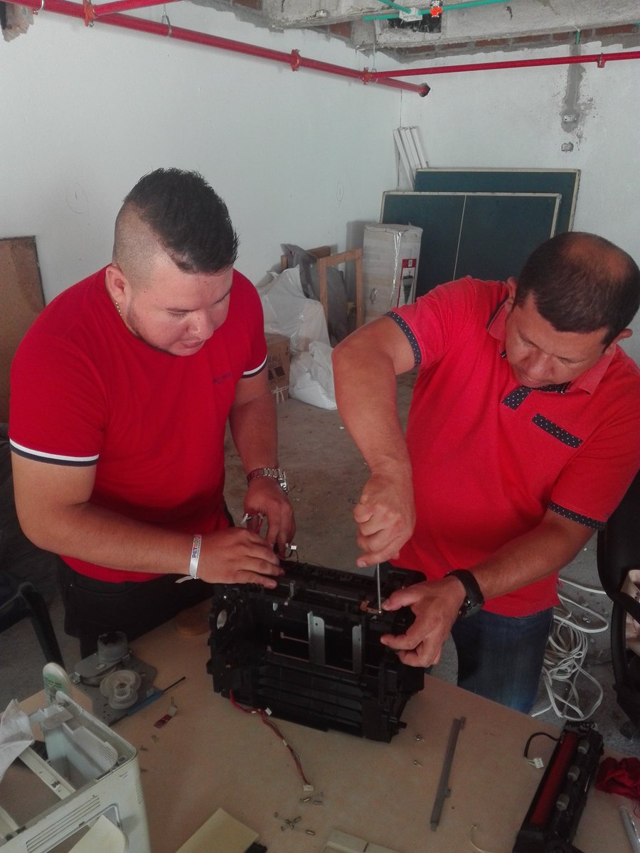arbeyrobles1981's tweet photo. 3 Practica #EnsamblePC2018 @UnadccavNeiva , Practicando con #Impresoras #Armando #Desarmando @carocalleve, @RedestUNAD @ClaudioCamiloG1 @Alex_AparicioR @UniversidadUNAD @johnfmontes @ECBTI_Neiva https://t.co/edFSOHHhFL