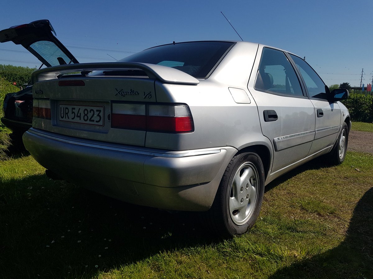OctaneMatthew's tweet photo. Nice to be among folk who appreciate a V6 Xantia Activa. These are actually worth real money here too. The one with a Marseille Taxi sign was giving passenger rides! #Citromobile https://t.co/YEwCpjRNSy