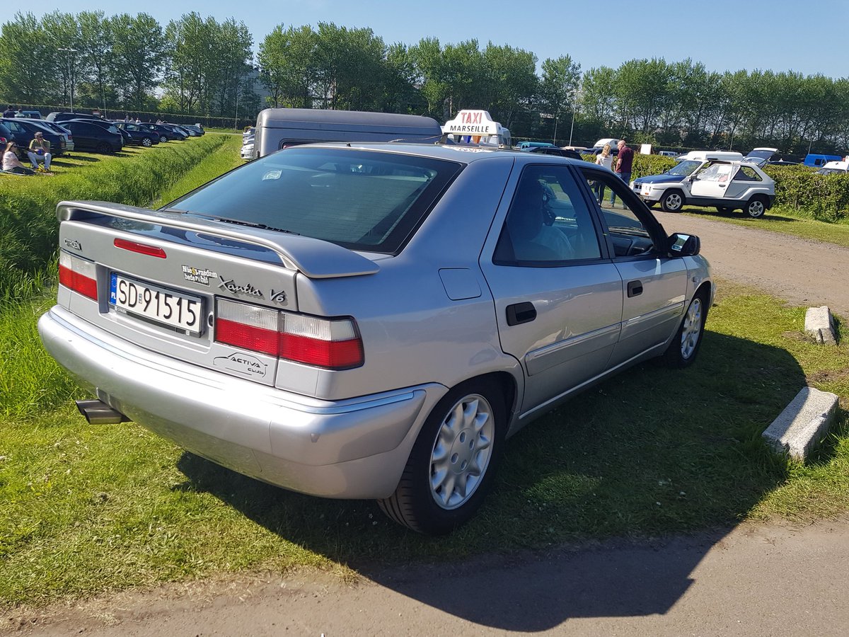 OctaneMatthew's tweet photo. Nice to be among folk who appreciate a V6 Xantia Activa. These are actually worth real money here too. The one with a Marseille Taxi sign was giving passenger rides! #Citromobile https://t.co/YEwCpjRNSy