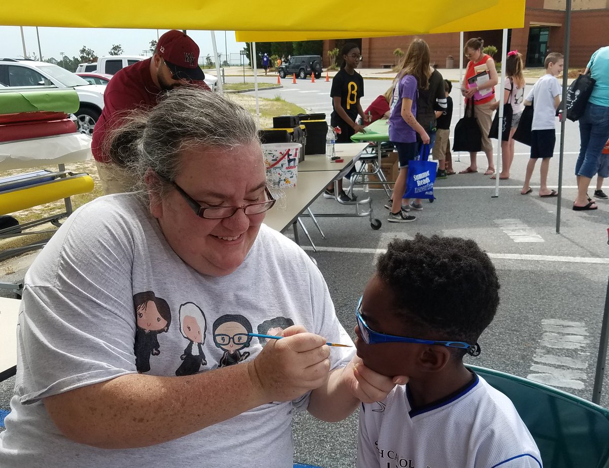 sbrooks2587's tweet photo. Face painting and "breaking out" were just a few of the activities this morning at #ReadattheKnoll! @WKMSHawks @candacelett621 @DramaLitandTech #lex1dlc #lex1literacy #WKMSsoars https://t.co/AcwHeLEU03