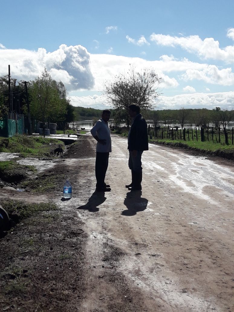 SGTIIIPilar's tweet photo. Recorrimos junto a @DC_Pilar las calles México y Paraguay asistiendo con agua y repelentes a las familias afectadas por el temporal. @NicoDucote @MunicipioPilar @juanmoraco https://t.co/rDVmItobKL