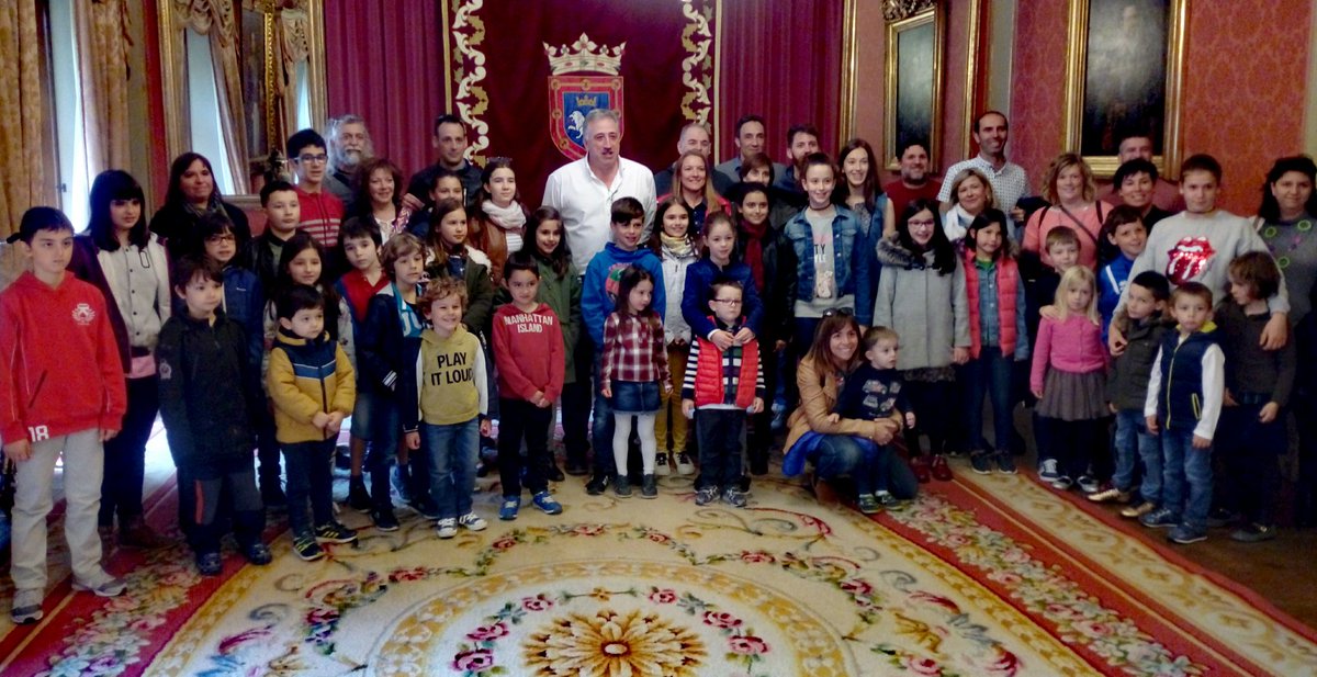 josebaasiron's tweet photo. 1 de enero, 2 de febrero... 5 de mayo visita de los txikis de las peñas @SDRCLaJarana @Bullicio_Algara Armonia @LosdeBronce @MuthikoAlaiak y Aldapa.  Kantera ziurtatua dago. Biba zuek! https://t.co/8C0z5h9lPz