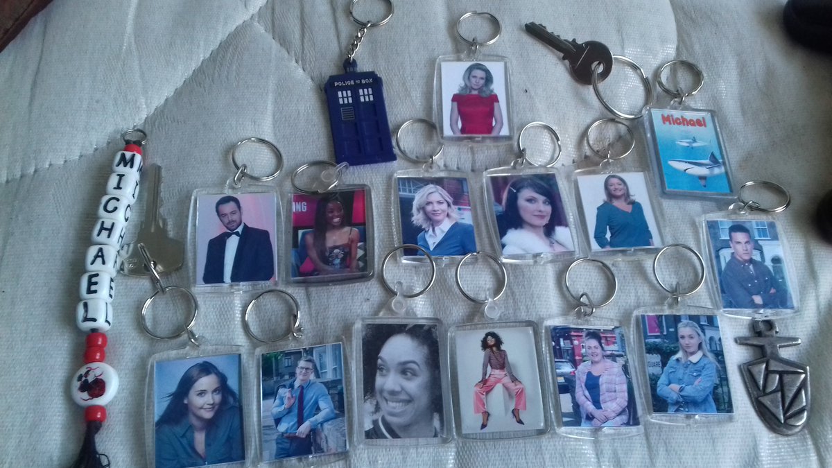 Michael82508674's tweet image. My keyring collection I have got @jacquelineMjos @EddieEyre @Pearlie_mack @VickNHope @clair_norris_ @tillykeeper @aaronsidwell @MrDDyer @AJOdudu @lisafaulkner1 @EmmaBarton @LauriebrettX @kelliebright76 and a few @bbcdoctorwho ones ☺❤❤ #KeyringCollection