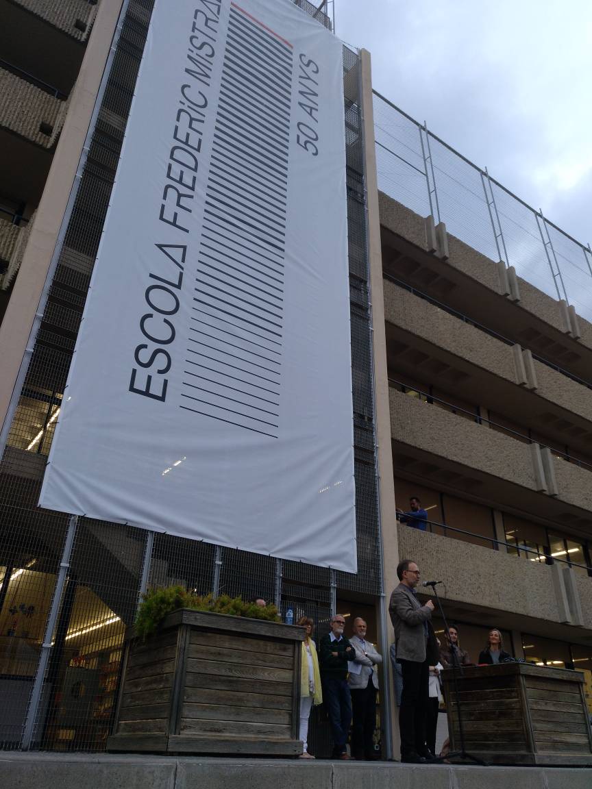 FCollserola's tweet photo. @EscolaFMTE .@DavidSierra121: "Les portes de l'Escola Frederic Mistral sempre estan obertes. És un projecte de tots. Ens tornem a trobar d'aquí a 25 anys!" #FredericMistral50anys #AlumniFC https://t.co/0BXJ4IdRRA