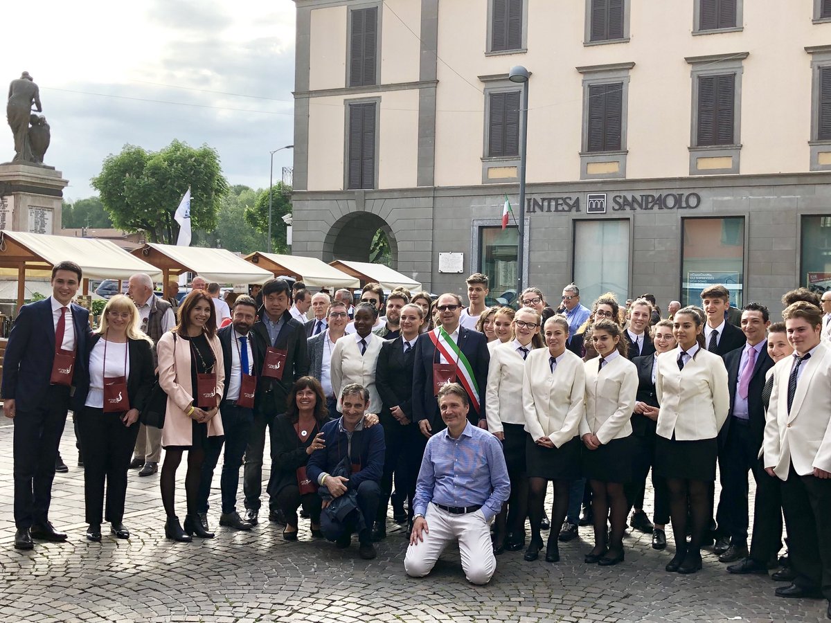 GioBertazzoli's tweet photo. Inaugurazione “Un Lago DiVino” 😉👍🏻🍾🥂🍷

#ComuneSarnico
#SarniCom
#ProlocoSarnico
#AssociazioneCulturaleIlPonte
#IstitutoSerafinoRiva https://t.co/qjcIFoJVfA