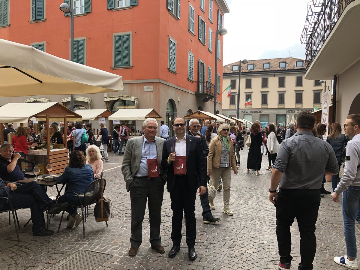 GioBertazzoli's tweet photo. Inaugurazione “Un Lago DiVino” 😉👍🏻🍾🥂🍷

#ComuneSarnico
#SarniCom
#ProlocoSarnico
#AssociazioneCulturaleIlPonte
#IstitutoSerafinoRiva https://t.co/qjcIFoJVfA