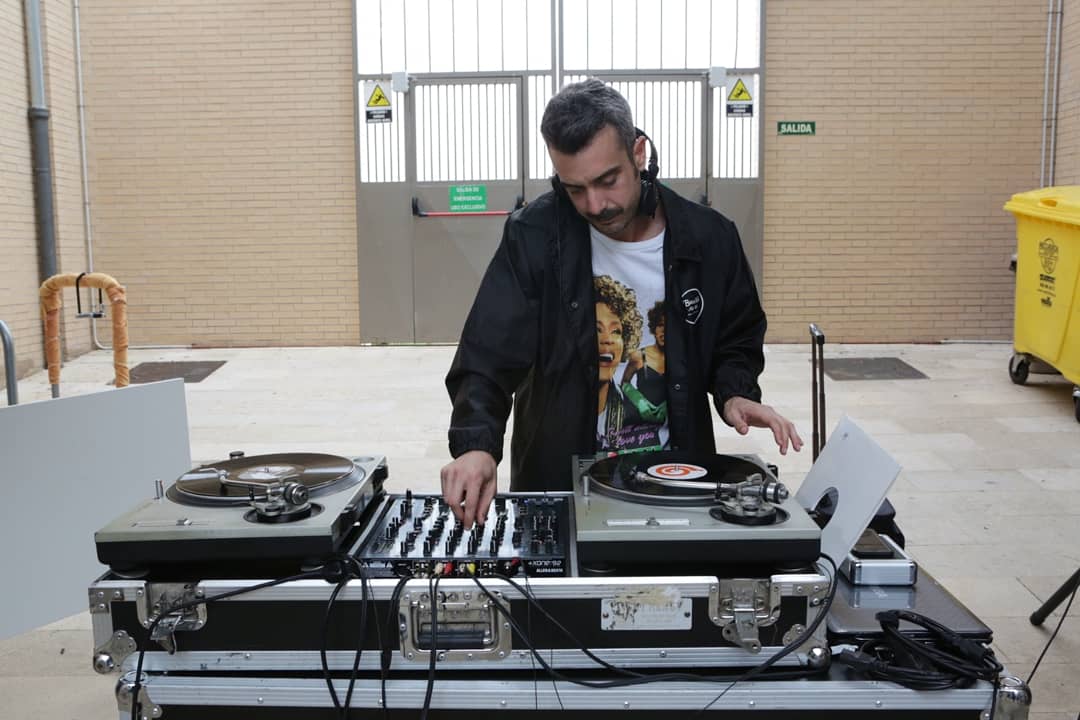 festivalvesos's tweet photo. #discomisco calentando el ambiente con sus vinilos, en el patio pequeño de @LasNavesINN , durante el #SlowFashionMarket 

¡Pasa a echarte unos bailes!

#FestivalVESOS2018 #VESOS2018 #Musica #djs 

Fotografías: @reaktiu https://t.co/VFtzvi1N5m
