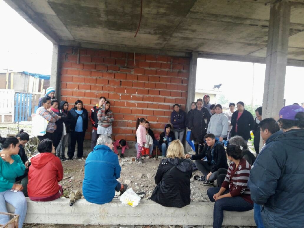 gabigiurliddo's tweet photo. Nos reunimos con vecinxs del barrio 8 de diciembre, de Villa Fiorito, junto a @DiegoLippo y  @evaberezan La propuesta de la reunion con los vecinos es avanzar en el desarrollo de políticas relacionadas a obra pública,  el medio ambiente y tierras.
@minsaurralde @EmiPiergiovanni https://t.co/qau4TNHJAE