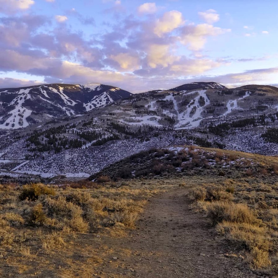 vailvalleyco's tweet photo. When in Avon, it's impossible to not take the scenic route. I Photo: sosullivan20 https://t.co/xcnV4IEU2u