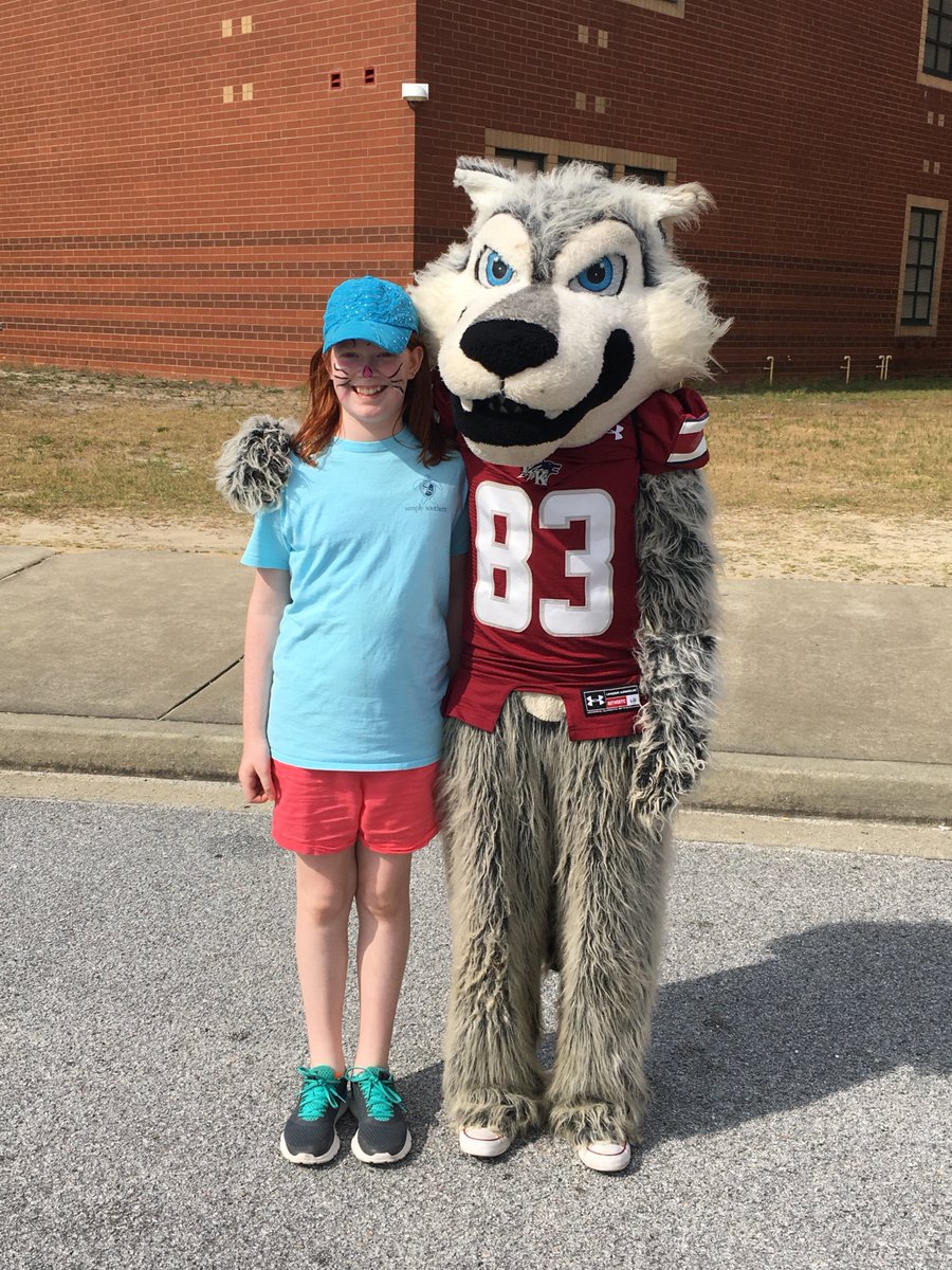 Rebecca_G_Mills's tweet photo. Perfect day to celebrate literacy. #readattheknoll https://t.co/0UOwood2j8