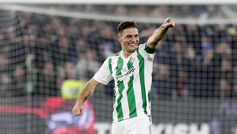 FutbolWar's tweet photo. Dos hombres de club que se fueron y volvieron. Dos veteranos de una generación anterior que siguen en activo. 

 ¿Joaquín o Jesús Navas?

🔄RT - Joaquín 💚⚪💚
❤️FAV - Jesús Navas 🔴⚪🔴 https://t.co/nDciTzGGSl