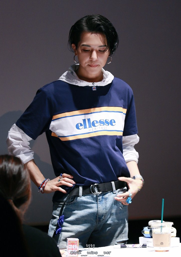 win__mino__ner's tweet photo. 180505 #위너 엘레쎄 팬싸인회 - #송민호

멋지고 잘생긴거 미노가 다해👌
흑발 미노 분위기 레알 쩔어💙 https://t.co/5zVifctgtN
