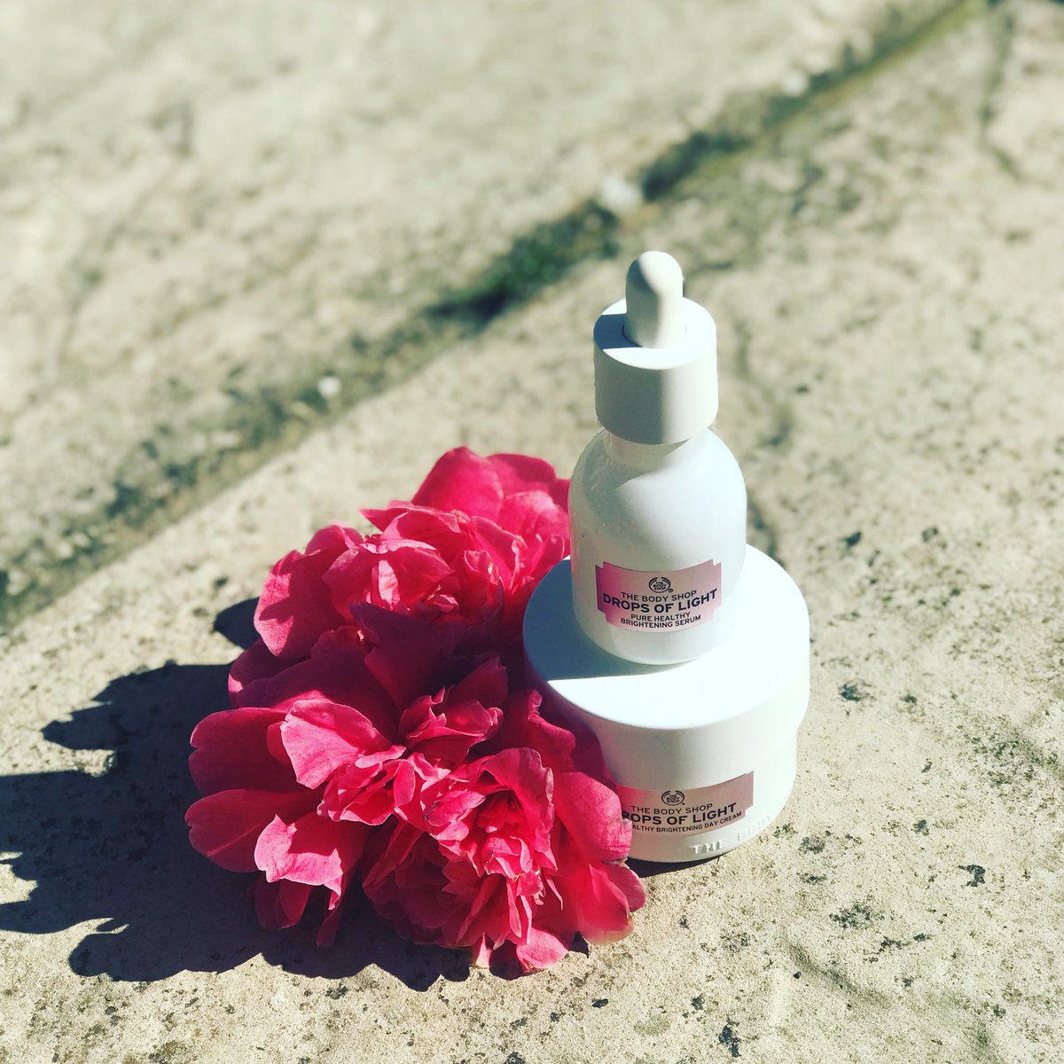 RebeccasStyle's tweet photo. Drops of light @TheBodyShopUK is a real game changer if you want a brighter complexion. My skin has never looked so good and I keep receiving compliments. #thebodyshop #dropsoflight #skincareroutine #beautyblog https://t.co/BYHEp8Omrm