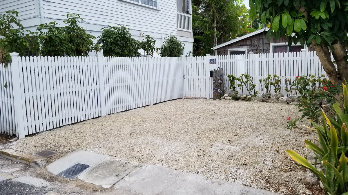 therealBeede's tweet photo. On the left: September 2017, less than two weeks after Hurricane Irma.
On the right: May 2018, nearly 8 months later.
Grateful the damage wasn't worse, thankful to be able rebuild. #ConchStrong https://t.co/aOMgmCD3On