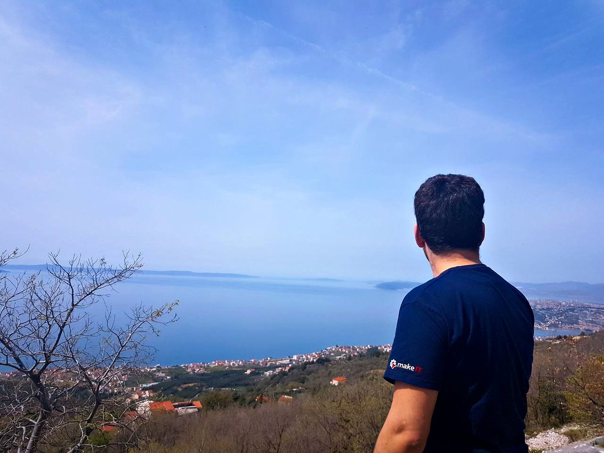 makeITweb's tweet photo. It's getting warmer outside, so it's time to stretch your legs and to shape up! Is the view worth the climb? Definitely :) And if you catch some tan along the way you are ready for the beach #catchmeifyoucan #positivevibes #haveagoodday #getfitwithme #health #fit  #fitnessaddict https://t.co/Bbqy4DOxhj