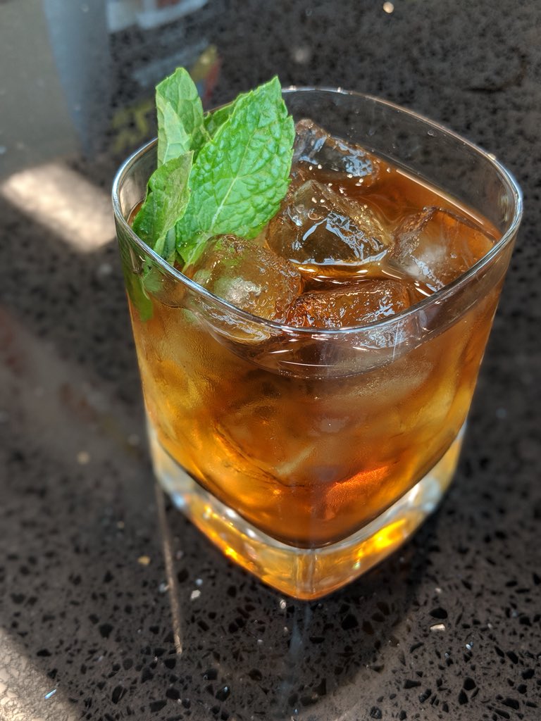 MarianosMarket's tweet photo. Whether you’re celebrating Cinco de Mayo 🇲🇽 or Derby Day 🐎, we’ve got the perfect drink for you at Nob’s Bar! Stop by for $5 margaritas and $3 mint juleps! #MyMarianos https://t.co/Qw1WMTWOsW
