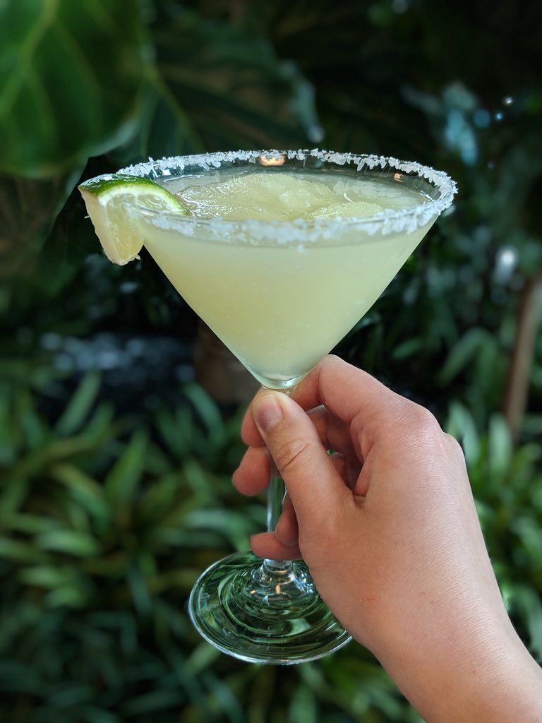 MarianosMarket's tweet photo. Whether you’re celebrating Cinco de Mayo 🇲🇽 or Derby Day 🐎, we’ve got the perfect drink for you at Nob’s Bar! Stop by for $5 margaritas and $3 mint juleps! #MyMarianos https://t.co/Qw1WMTWOsW