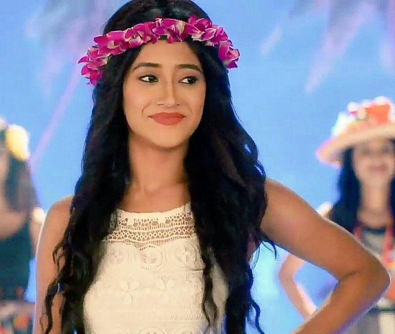 𝓉𝒾𝓃𝒶 This White One Piece Dress So Pretty And Stylish She Looking Gorgeous With This Tiara Beststylishsadasyafemale Starplus Spa18 Nairagoenka Yrkkh T Co Dgndzvnusm