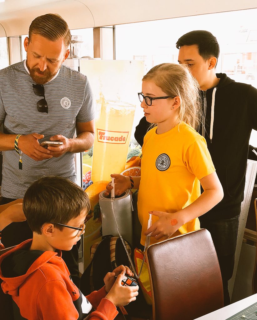 InnovationLab17's tweet photo. Erste Prototypen können getestet werden und auch die Kinder vom #Kinderhackathon sind voll dabei #uh18 #shipit https://t.co/XtFAepMiOH