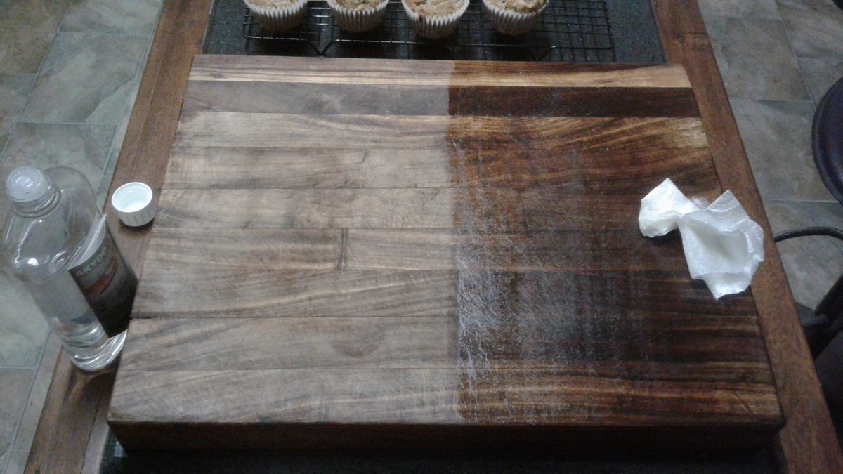 ben_304's tweet photo. This cutting board was due for another clean and oiling. I love how the colour of the wood gets much richer after it's been oiled. https://t.co/LIHBPaX55Z