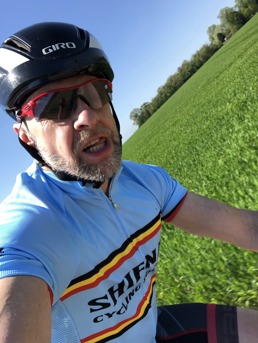 BurtieBrom's tweet photo. Cracking 44miles in unbroken Sunshine 🌞 with @9boomer . Light refreshments on route! @AATR_Cycling @UKCycleChat @iamspecialized #BankHolidayWeekend #heatwave https://t.co/V7OnBsE8Lj