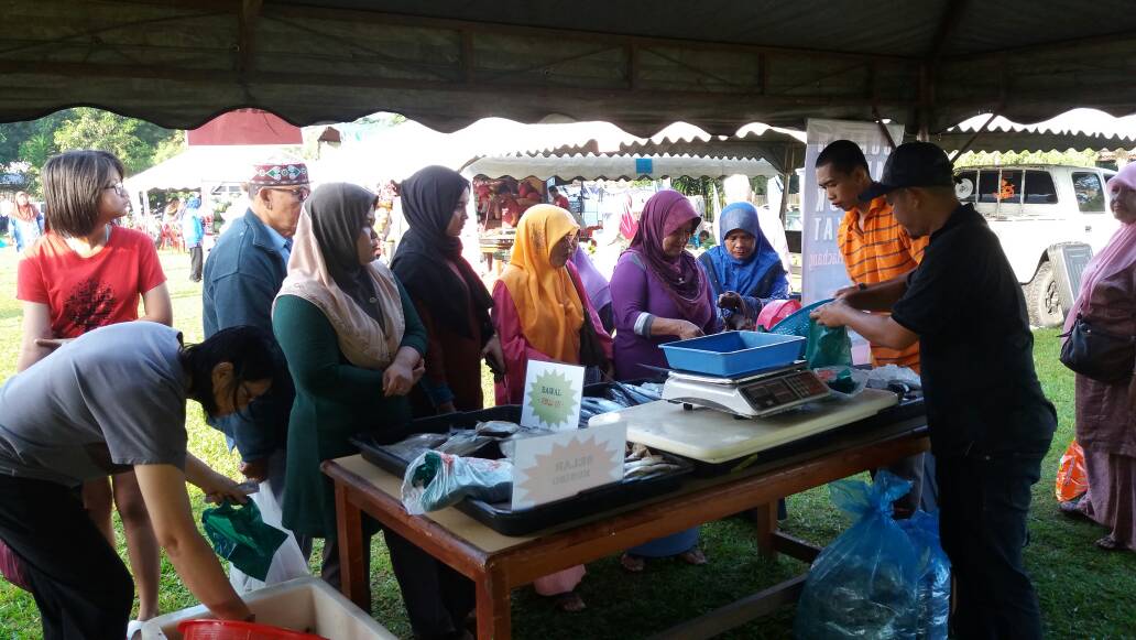 lkim_kelantan's tweet photo. PJSR Oleh PNK Semerak di DUN Temangan, Machang Pada 5.5.2018 (Sabtu). Tetima kasih kerana sudi bertandang ke gerai PNK Semerak. QFish masih tetap di hati rakyat Machang.
#QFish
#IkanSegarHasilNelayanTempatan
#OurFoodOurFuture
#MOA
#LKIMKelantan
#LKIMDiHati https://t.co/YyhhgTWsbI