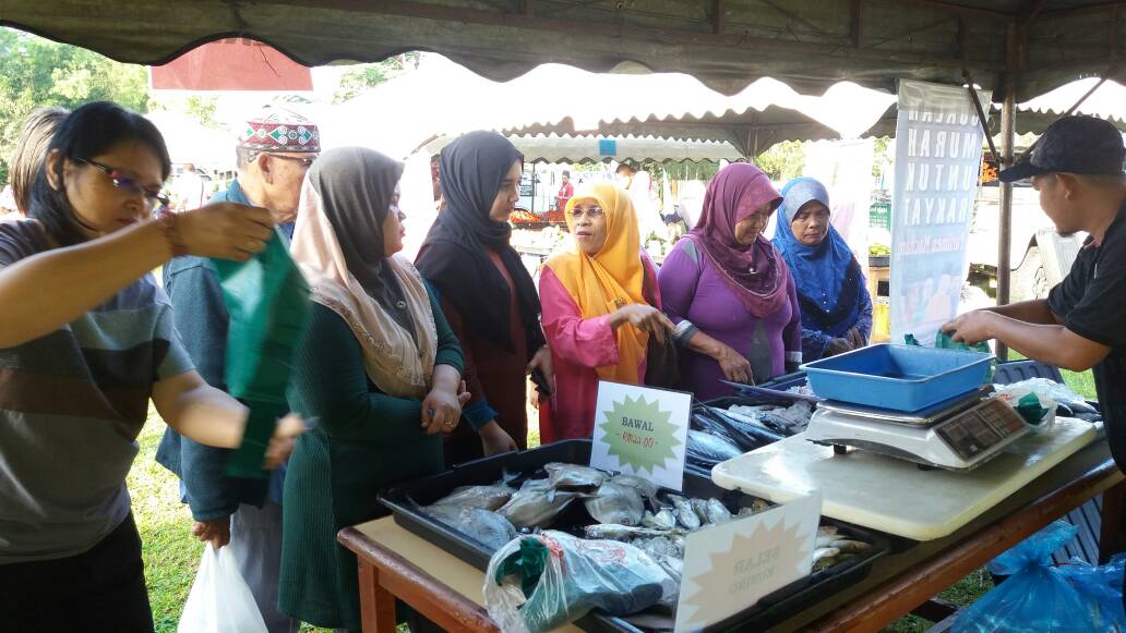lkim_kelantan's tweet photo. PJSR Oleh PNK Semerak di DUN Temangan, Machang Pada 5.5.2018 (Sabtu). Tetima kasih kerana sudi bertandang ke gerai PNK Semerak. QFish masih tetap di hati rakyat Machang.
#QFish
#IkanSegarHasilNelayanTempatan
#OurFoodOurFuture
#MOA
#LKIMKelantan
#LKIMDiHati https://t.co/YyhhgTWsbI