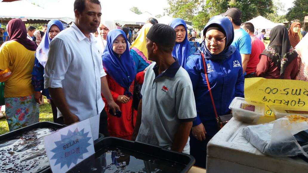 lkim_kelantan's tweet photo. PJSR Oleh PNK Semerak di DUN Temangan, Machang Pada 5.5.2018 (Sabtu). Tetima kasih kerana sudi bertandang ke gerai PNK Semerak. QFish masih tetap di hati rakyat Machang.
#QFish
#IkanSegarHasilNelayanTempatan
#OurFoodOurFuture
#MOA
#LKIMKelantan
#LKIMDiHati https://t.co/YyhhgTWsbI