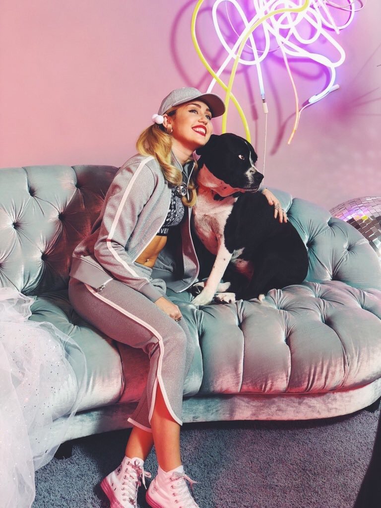 Miley and MJ behind the scenes 💜