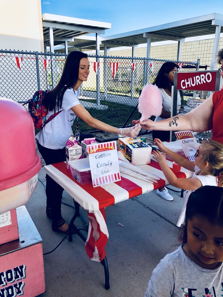 MsAdelaA's tweet image. The cotton candy line was huge. We were either really good or really awful 😂 hard to say. Cotton candy in my hair &amp;amp; all over my clothes = fun. Note to self: do churros next year. 😂😂#4thGradeTeam #cottoncandy #teacherlife #teachergoals @MrsVillano @codyannkathryn @HighPointElm