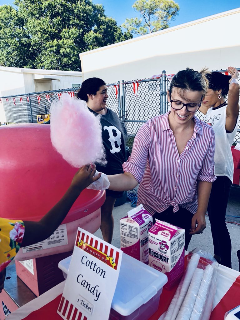 MsAdelaA's tweet image. The cotton candy line was huge. We were either really good or really awful 😂 hard to say. Cotton candy in my hair &amp;amp; all over my clothes = fun. Note to self: do churros next year. 😂😂#4thGradeTeam #cottoncandy #teacherlife #teachergoals @MrsVillano @codyannkathryn @HighPointElm