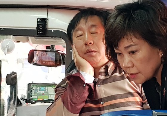 왜 피자배달원은 만류 하면서 김성태 때린 인간은 김성태에게 다가가게 했냐는거다.

김성태 패서 단식 중단시킨 인간이 자유당원인게 더 문제 아니냐?

자유당원 시켜서 김성태 얼굴 손으로 문지르게 한다음  단식중단케 한것일수도 있잖냐?

요게 얻어터진얼굴이면 단식중단이 더  이로운거 아닌지?