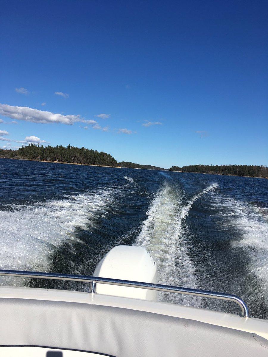DahlgrenJonna's tweet photo. Veneilykausi on alkanut 😁 Riittää kun picnic-koriin sujauttaa puhelimen niin veneen tankkaus ja terassipysähdykset hoituu #Nordeapay lla https://t.co/8zf1Zs73LT