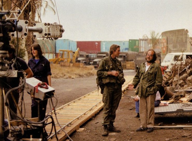 wannamovie's tweet photo. Stanley Kubrick,  ‘Full Metal Jacket’ filminin setinde. (1987) https://t.co/C1iId9A2DW