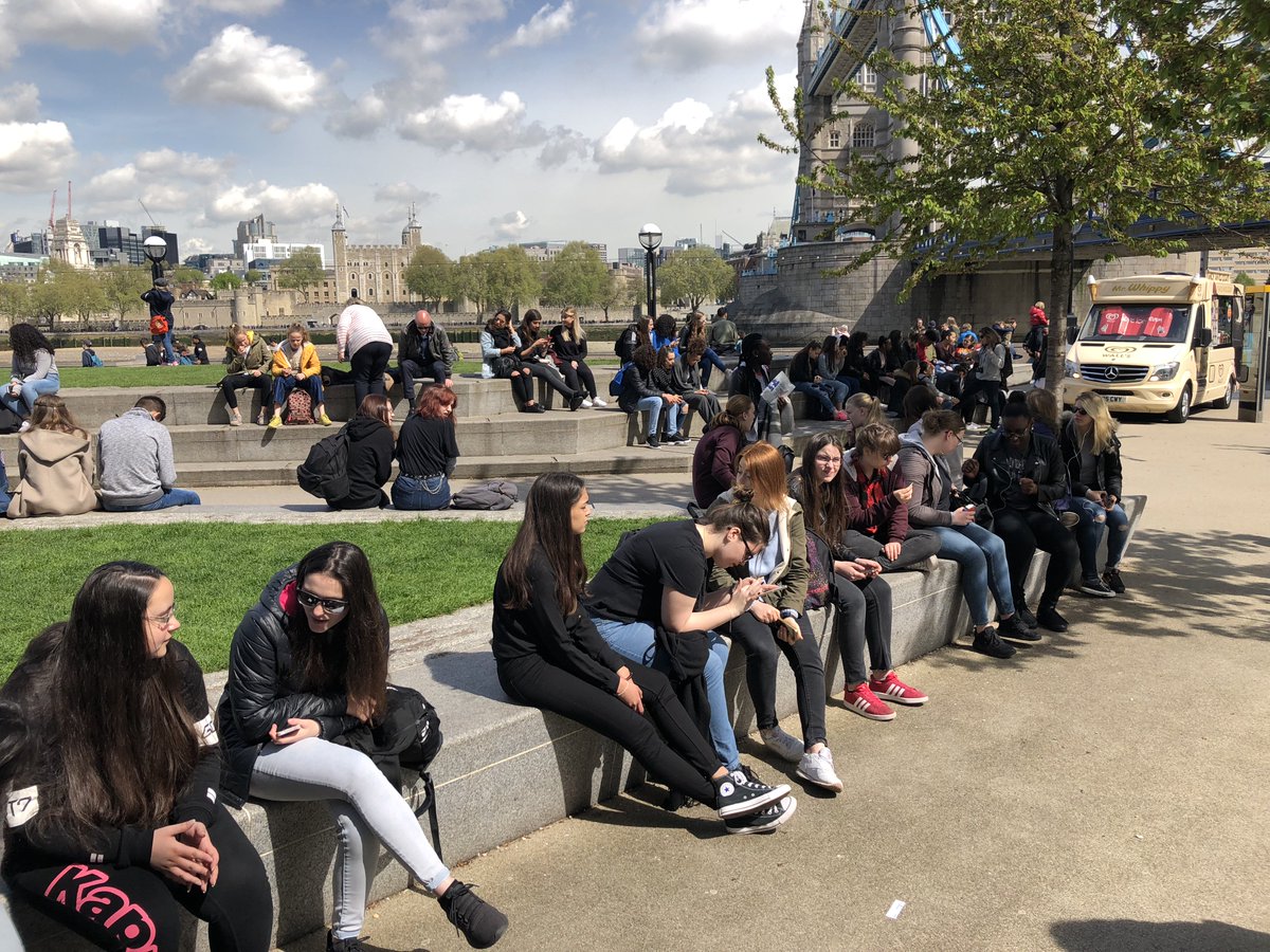 EMNormandie's tweet photo. #EDRESUP L'association des @EM_Cordees met le cap sur #Londres ! Un beau moment de partage entre les étudiants @EMNormandie et les lycéens de la région #EgaliteDesChances #CordeesDeLaReussite @CGET_gouv @acrouen @normandieuniv @LH_LeHavre @RegionNormandie https://t.co/uJgHZY78ol