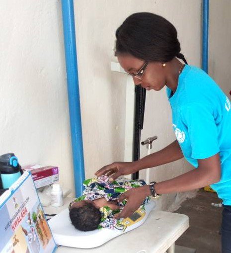 UNICEF_Nigeria's tweet image. Today, we're celebrating International #Midwives Day! Gloria Gabor is one of the midwives, working at a @UNICEF supported #health facility in #Banki, #Borno state, NE #Nigeria. She has delivered &amp;gt;50 babies this year, most from women affected by the conflict.

#EveryChildALIVE