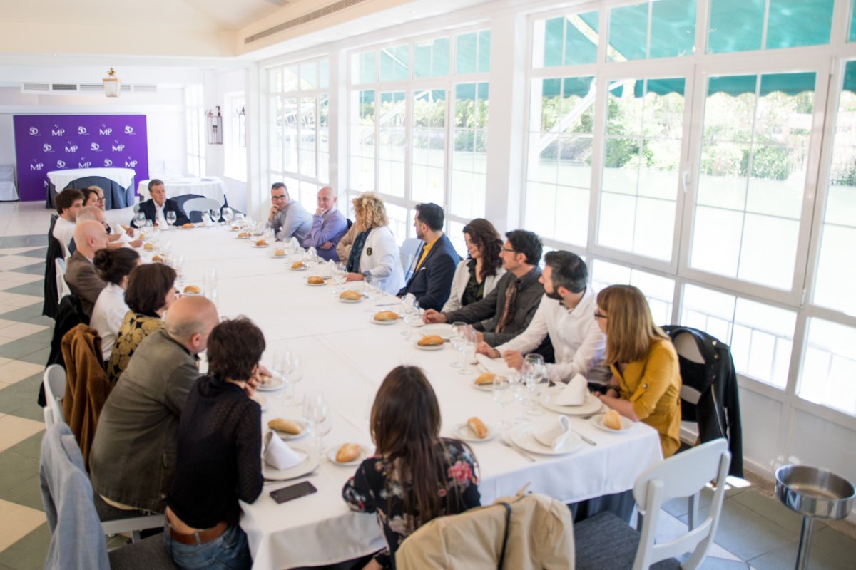 MAntiguAranjuez's tweet photo. Comida Presentación del 25 aniversario del @MAntiguAranjuez , con la presencia del director Javier Estrella, la alcaldesa Cristina Moreno y el director Javier Ulises Illán. @Ayto_Aranjuez @Aranjuezturismo @Quehagoaranjuez @SERAranjuez #Aranjuez #Musica #FelizSabado #25FMAA2018 https://t.co/OEotZFAu8p