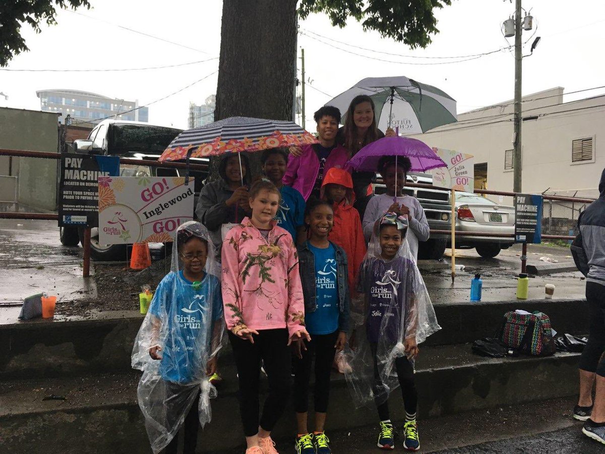 iessteampta's tweet photo. Yeah, you see right! @InglewoodES #eagles🦅 ran the #cincodemayo5qué in the pouring rain! This is the kind of character &amp; confidence we build at #IES; an #environmentalsciences, #steam, #magnet, &amp; #communityschool. @TinRoofNash https://t.co/Qz1malTdTP