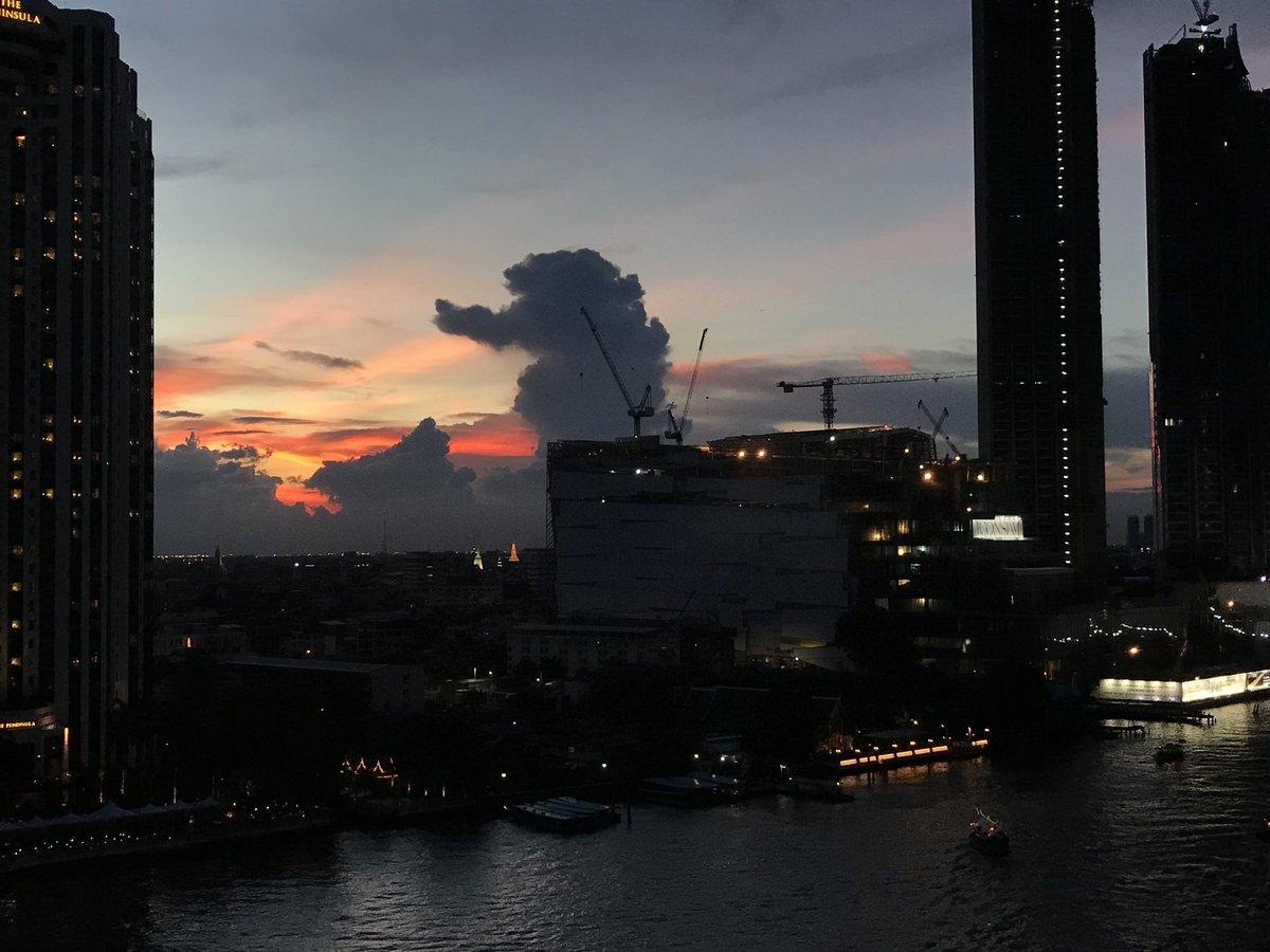 WanderlustTokyo's tweet photo. ゴジラの雲！Godzilla Cloud! @GodzillaMovie @tohocinemas_m @toho_movie @godzilla_jp #ゴジラ #雲 #怪獣 #Toho #夕焼け #かっこいい #すごい #バンコク #タイ @Kotaku https://t.co/DuxDgwWAA9